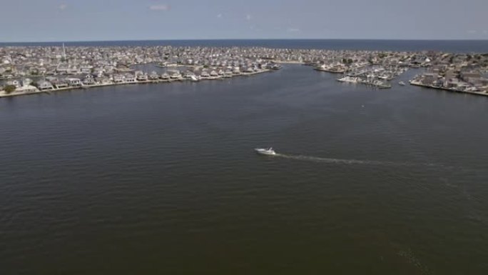 美国新泽西州阳光明媚的拉瓦莱特市景观前的一艘船的鸟瞰图