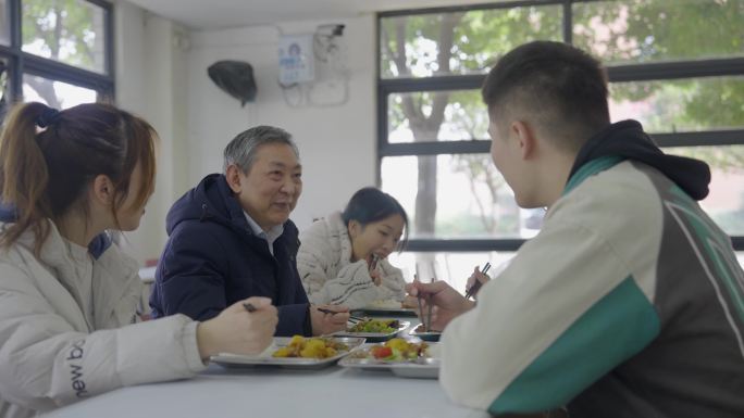 老师和学生食堂吃饭交流