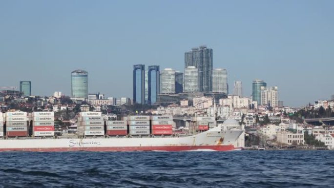 马士基集装箱船经过城市，运输货物。伊斯坦布尔土耳其16.01.2023