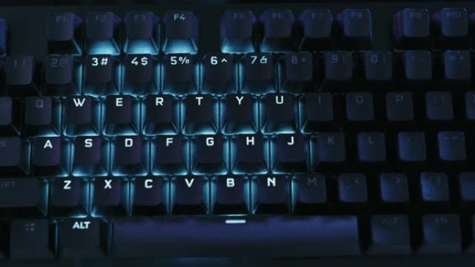 手，霓虹灯键盘和数字技术上的灯，背光发光和键盘上的网络黑客。未来技术、程序员打字和计算机用户界面设计