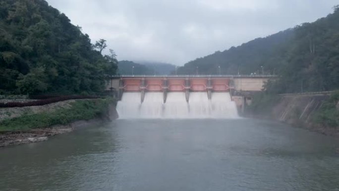 美丽的风景暴雨在大坝上晚上鸟瞰图Kiew Lom大坝，南邦，泰国，水管理理念