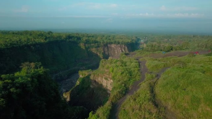印度尼西亚中爪哇省默拉皮火山斜坡上的沙矿和山谷。中爪哇省马格朗最大的采砂。航拍视频。