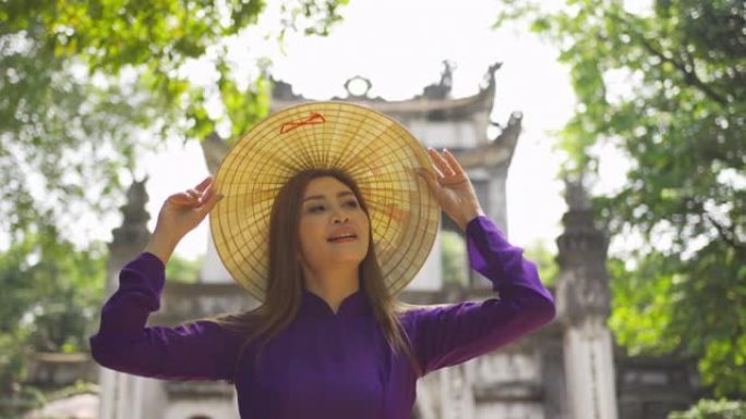 在越南河内城市城镇旅行的当地寺庙中，亚洲越南女女孩的肖像。人们的生活方式。