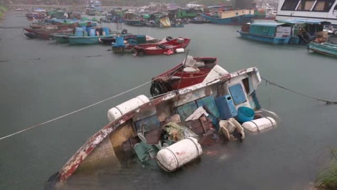 一艘渔民的渔船在暴雨中被淹没，在强烈热带台风信号T8 Ma-On期间，持续风速达63英里(101公里