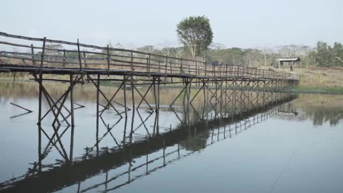 印度尼西亚日惹一条河上的临时木竹桥。