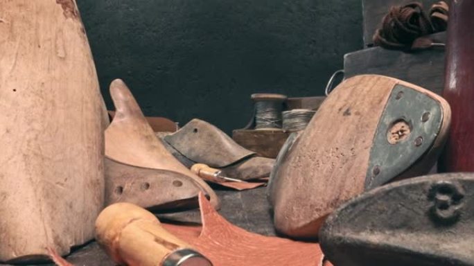 传统的鞋匠工作场所，配有工具、表带、皮革和规则。