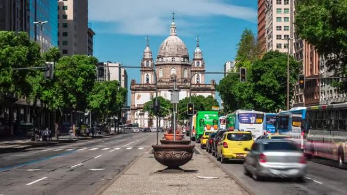 巴西里约热内卢市中心的交通和历史地标坎德拉里亚教堂的延时视图