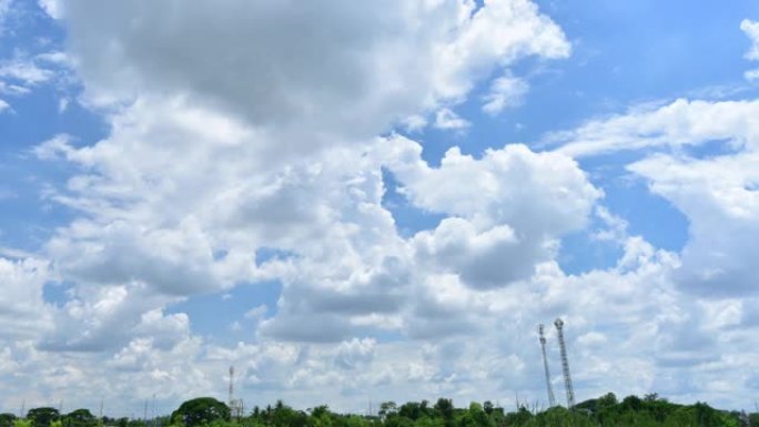 天空中移动的云在一个美丽的农场在自然时间推移