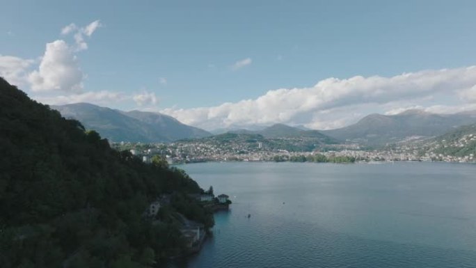 在夏季晴朗的天空中飞越高山湖泊