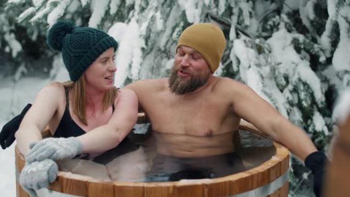 白人妇女和男人在冬季用冷冻水洗澡时。用8k的红氦相机拍摄。