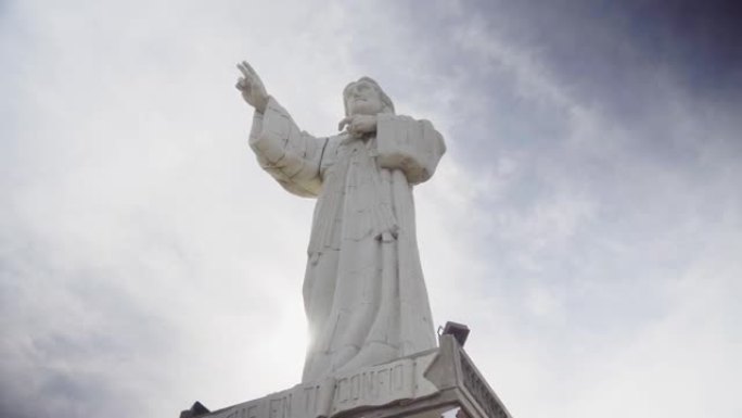 尼加拉瓜圣胡安德尔苏尔市耶稣基督怜悯雕像的低角度