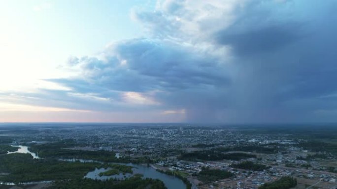内乌肯市的向上鸟瞰图，周围是雷暴云下的水流。