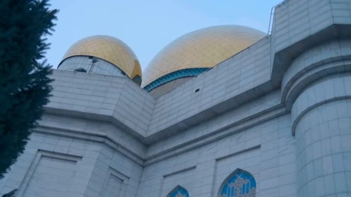阿拉木图市正在运作的中央清真寺，以穆斯林风格建造