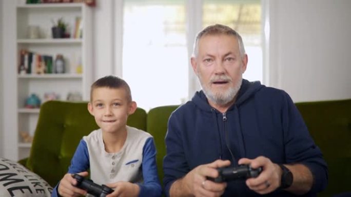 祖父和孙子玩电子游戏