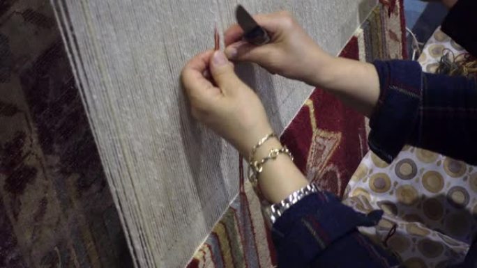 妇女编织手工地毯