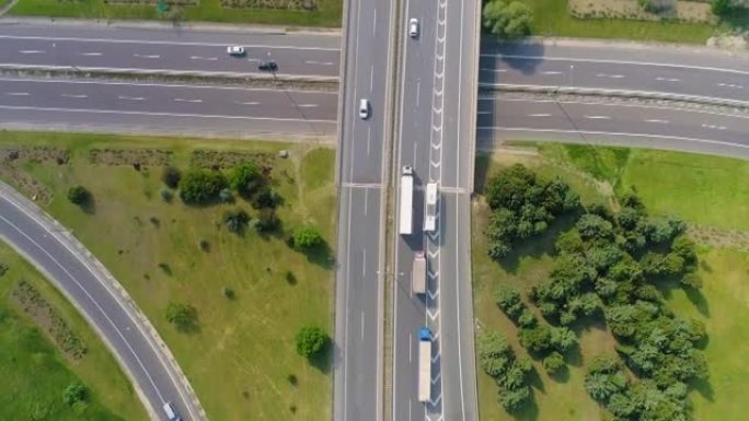 oe01高速公路上行驶的商用巴士，鸟瞰图