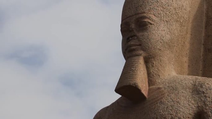 埃及孟菲斯露天博物馆的拉美塞斯二世雕像