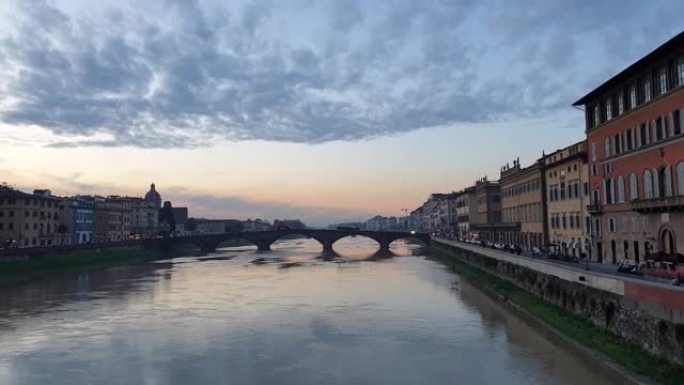 佛罗伦萨意大利日落河景。平移慢动作视频桥和全景美丽