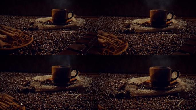 在木桌上的咖啡豆中喝杯热咖啡