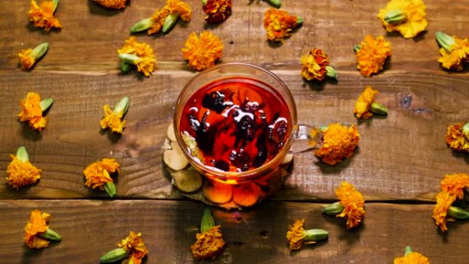 万寿菊花的抗氧化红茶俯视图，感冒茶。自然疗法饮料清除体内毒素