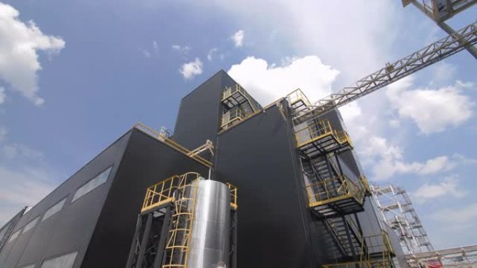 碳纤维工厂附近的金属水箱和服务楼梯