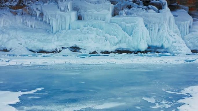 贝加尔湖，冰雪的冰冻死亡领域。一种罕见的自然现象。俄罗斯西伯利亚贝加尔湖。空中无人机射击4k