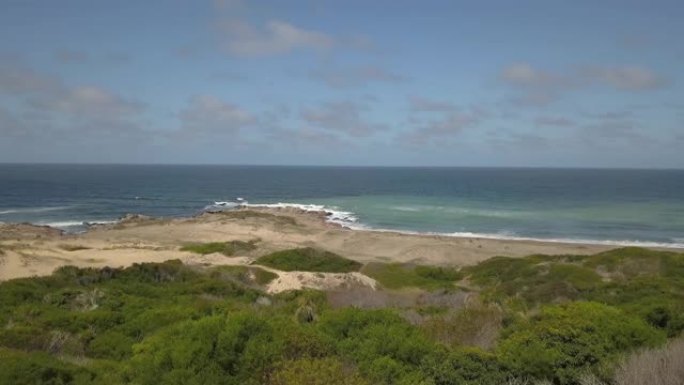 野生海滩暗黑破坏神角海滩的鸟瞰图。乌拉圭罗沙。