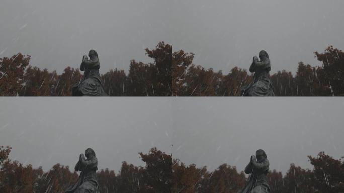 祈愿天使雕像和雨背景视频动画
