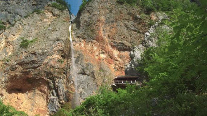 斯洛文尼亚巴掌林卡瀑布的电影追踪镜头