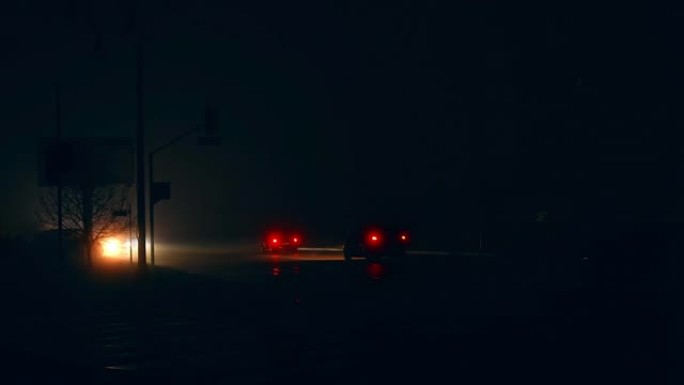 在停电期间，汽车的前灯打破了整个城市的黑暗。停电时不用电。