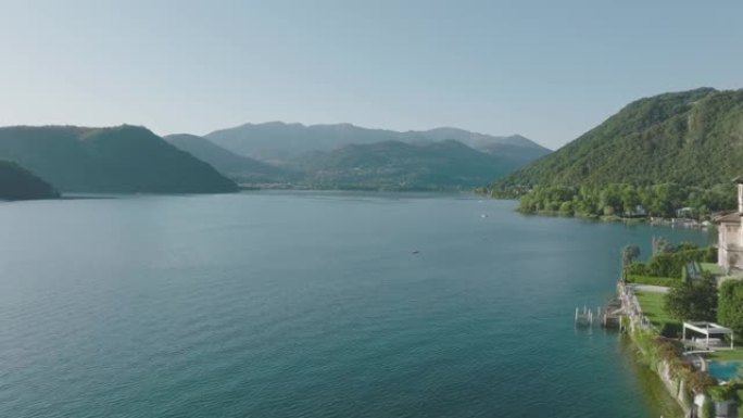 夏季晴天，高山湖被群山环绕