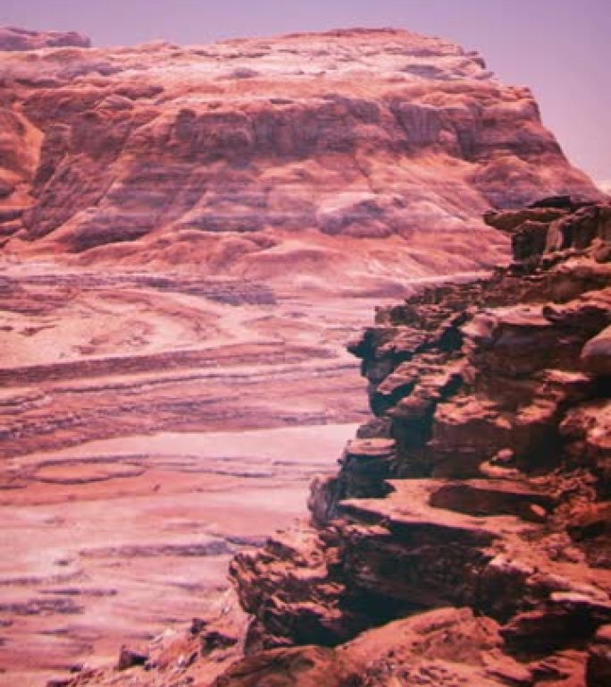 红色星球火星岩石悬崖的无人机飞行视图垂直视频