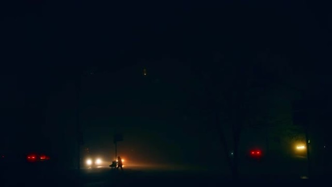 晚上城市里没有照明。现代大都市的停电和能源危机。黑暗中汽车的灯光。