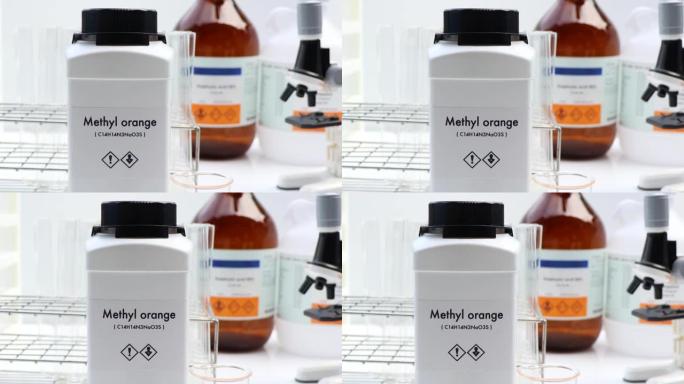 瓶中的甲基橙，实验室和工业中的化学物质