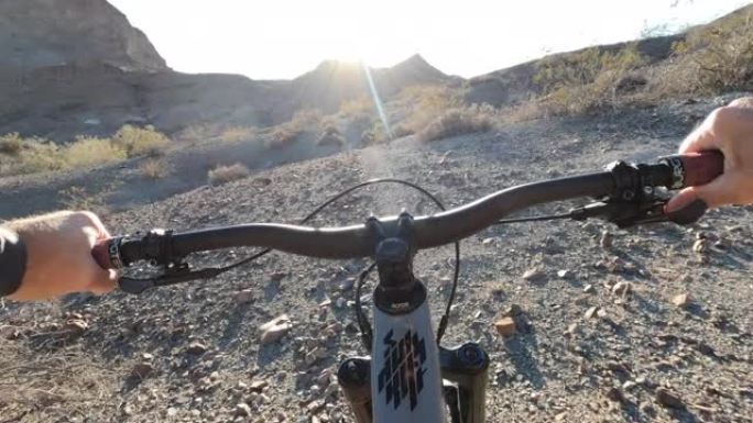 第一人称视角的山地自行车沿着沙漠山脊的小道