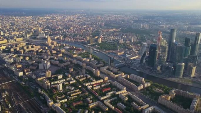 俄罗斯阳光明媚的日落莫斯科现代城市河流空中全景4k