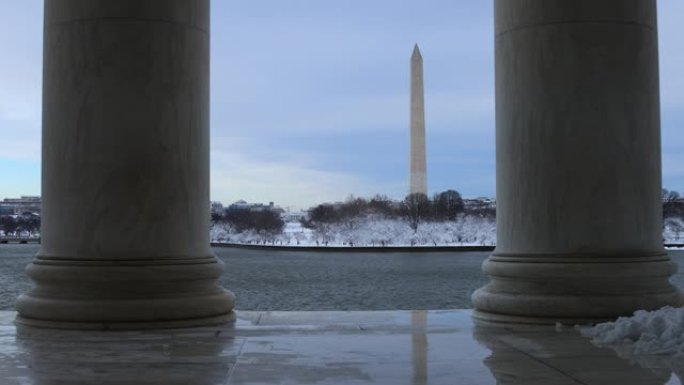从杰斐逊纪念堂看到的华盛顿纪念碑和白宫