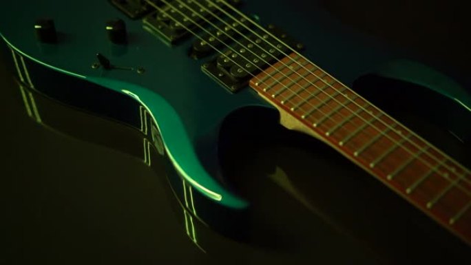 静音箱的一部分电吉他点亮霓虹灯。
