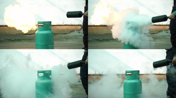 男子教或训练如何关闭灭火器以扑灭液化石油气烹饪气罐中的火。