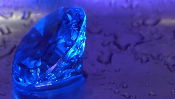 像钻石一样的蓝色宝石上的水滴