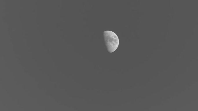 黑白透明发光的月亮，白天天空中的月亮，黑白月亮的电影，
