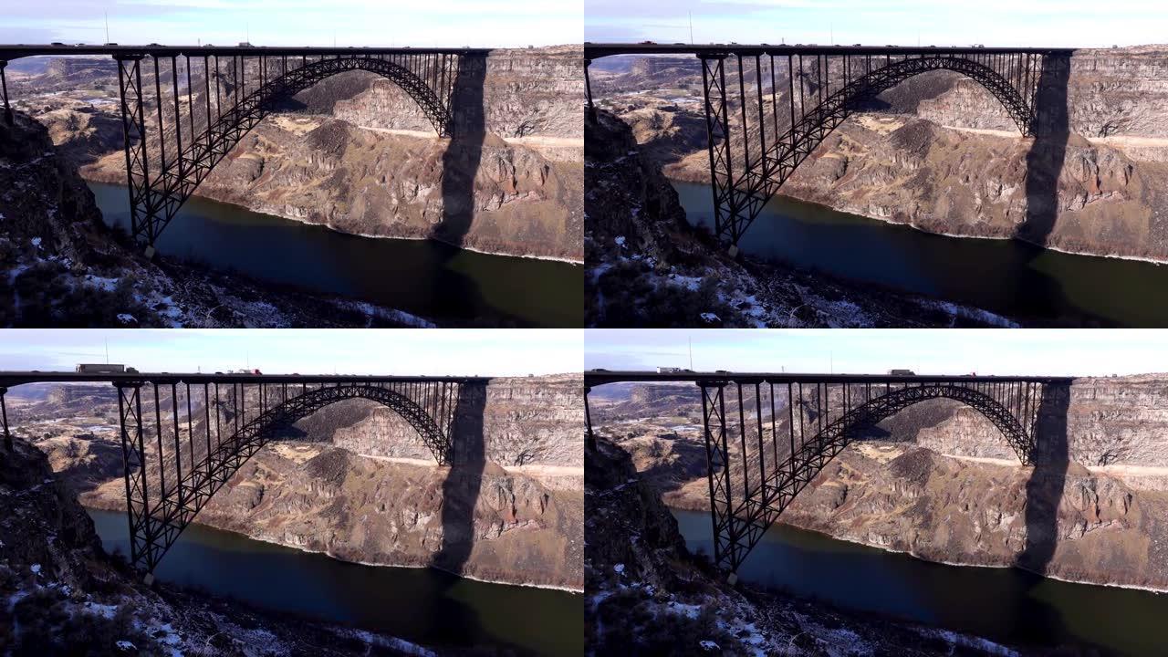 蛇河上佩里因纪念桥上的交通。美国93号高速公路，爱达荷州双子瀑布。