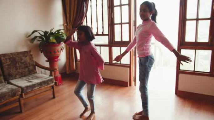 印度喜马偕尔邦西姆拉的南亚女孩在家跳舞