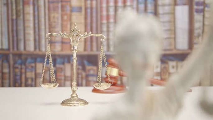 律师的法律办公室，正义和法律概念:法庭桌上的正义的复古天平，描绘了公正客观地考虑所有证据，不带偏见。