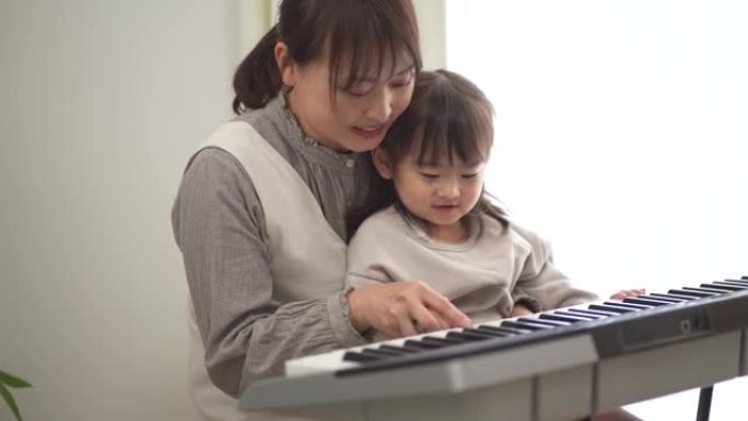 家长和孩子练习弹钢琴