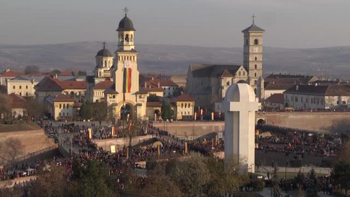 阿尔巴尤利亚东正教大教堂，许多人参加国庆28日之际的表现