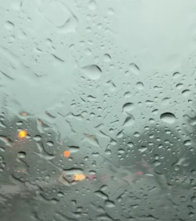 在暴雨和洪水中开车并向挡风玻璃望去