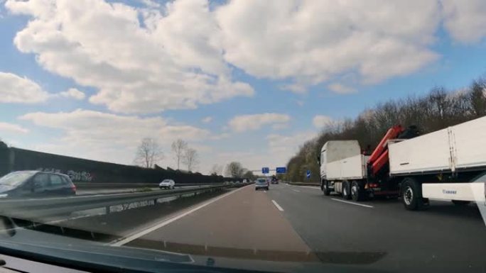 驾驶员通过挡风玻璃查看德国科隆的高速公路