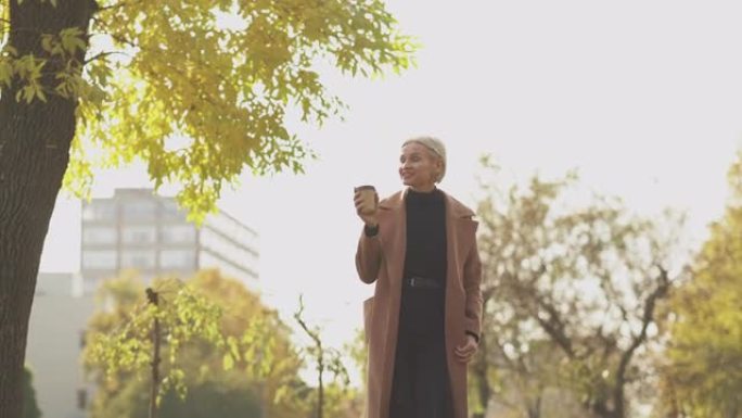 享受秋天兴奋的女人美丽的一天