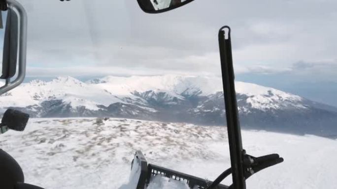 滑雪者、登山者、徒步旅行者、暴风雪高峰救援任务期间扫雪机的Pov驱动
